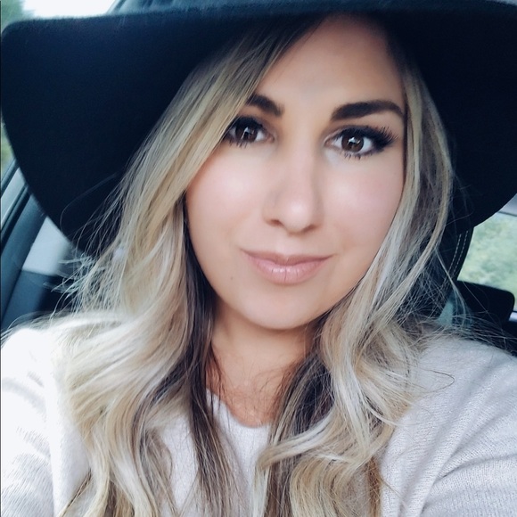 Meet your Posher, Brooke - Picture 1 of 1